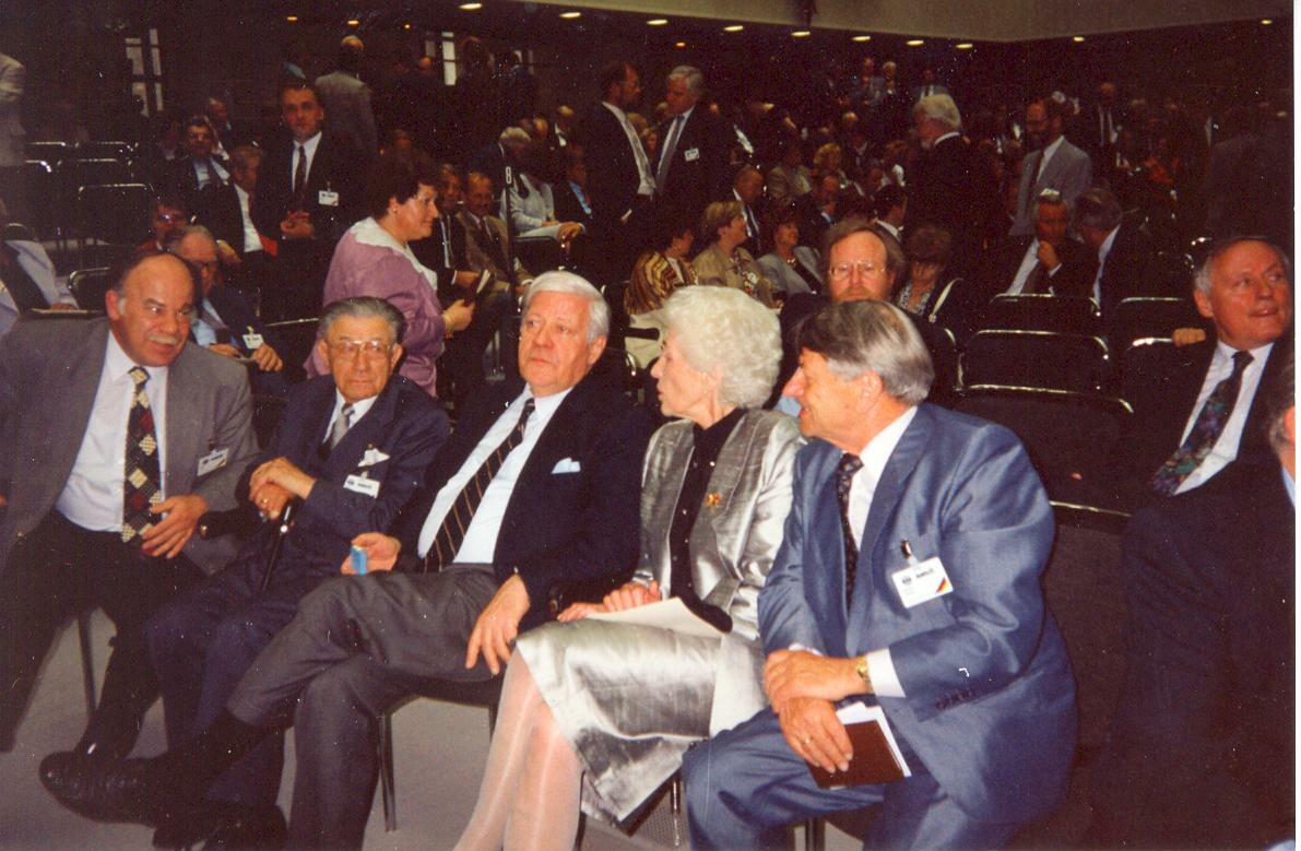 von links nach rechts: Josef Felder(2. von links), Helmut Schmidt, Annemarie Renger, Prof. Wolfgang Leonhardt, hinten rechts: Wolfgang Thierse, rechts Oskar Lafontaine